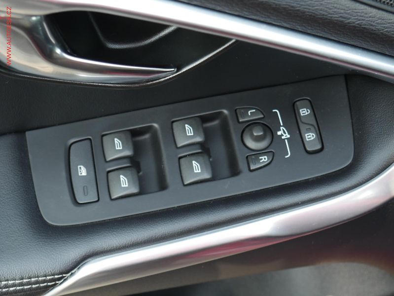 Volvo V40 (2015) 2.0 i, AT, navi - fotka 11 z 18