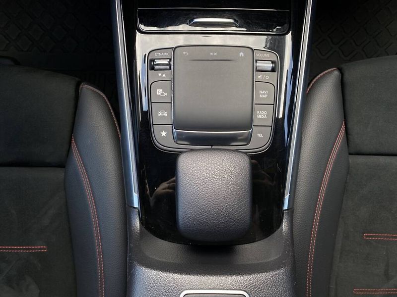Mercedes-Benz GLB (2023) 250 4MATIC - fotka 15 z 29