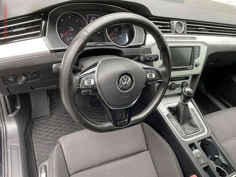 Volkswagen Passat (2015) 2.0 TDi, AC, TZ, park.čidla - fotka 12 z 18