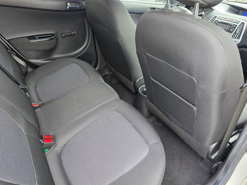 Hyundai i20 (2014) 1.2i Velmi pěkný - fotka 16 z 19