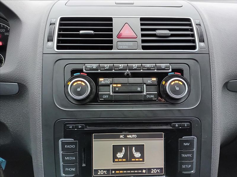 Volkswagen Touran 1,4 TSI,SERVIS,TAŽNÉ,VÝHŘEV - fotka 28 z 43