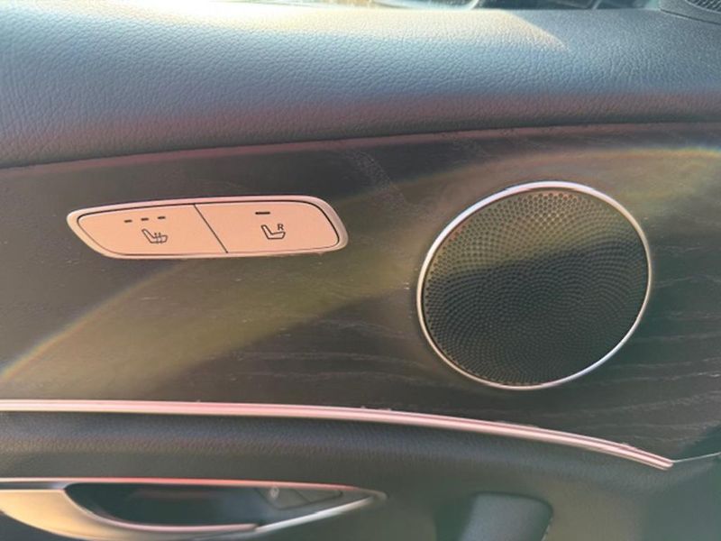 Mercedes-Benz Třídy E E 220D 4MATIC, AMG PAKET - fotka 11 z 35