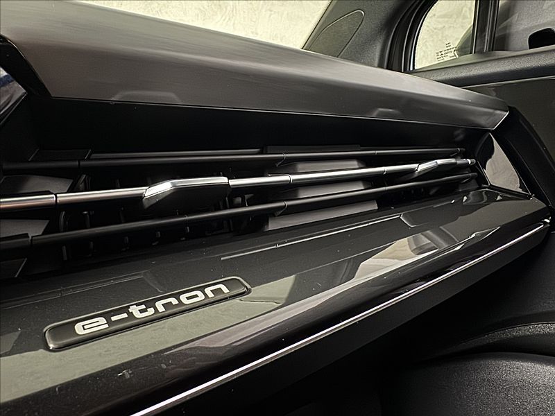 Audi Q4 e-tron 40 S-Line LED Matrix Assist - fotka 46 z 50
