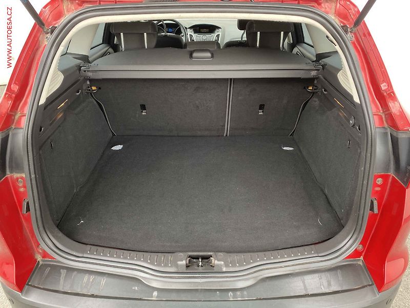 Ford Focus (2011) 1.6i16V, ČR, AC, park.asist - fotka 7 z 17