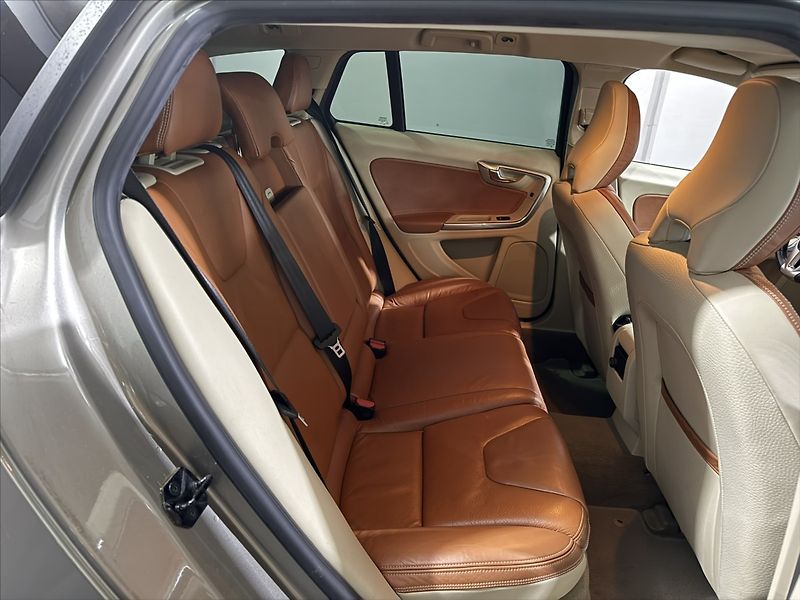 Volvo V60 2,0   T5 177KW SUMMUM XENON - fotka 24 z 38