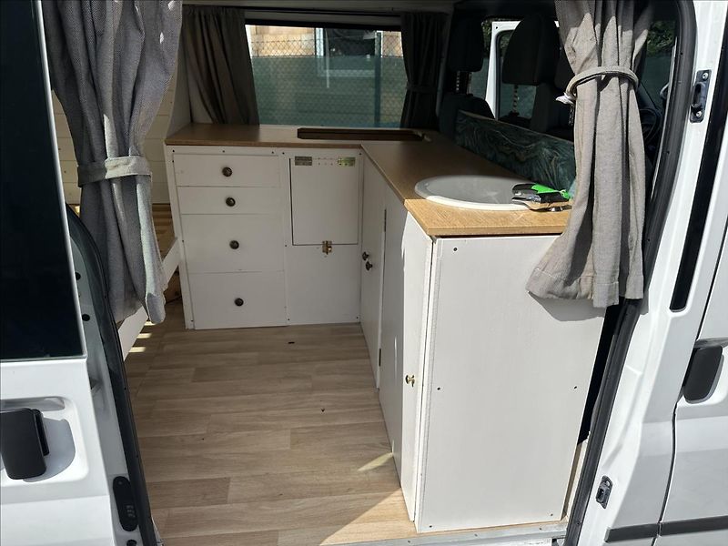 Ford Transit 2,2 TDCI obytná vestavba - fotka 26 z 32