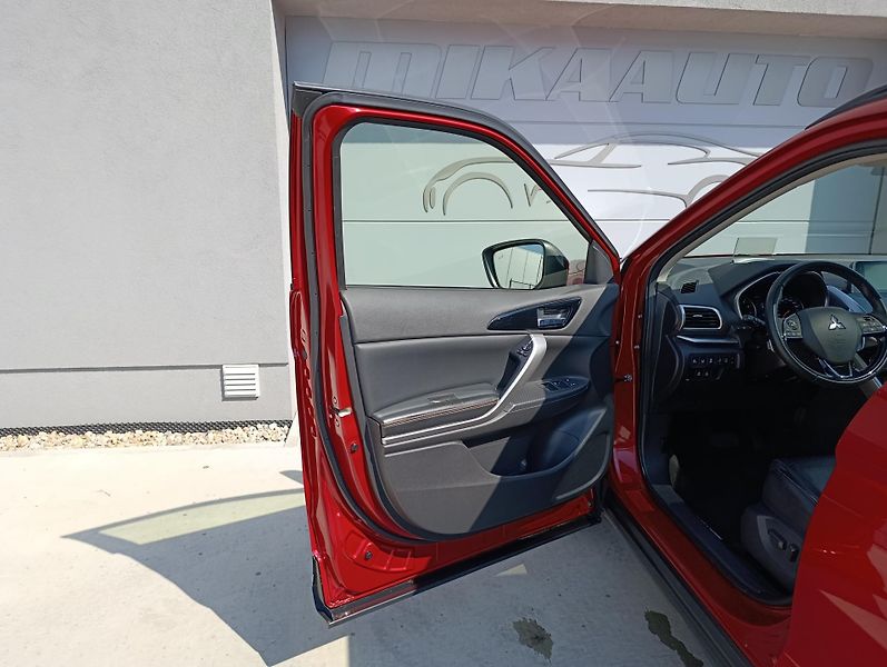 Mitsubishi Eclipse Cross 1.5T-MIVEC INSTYLE ČR  - fotka 28 z 35