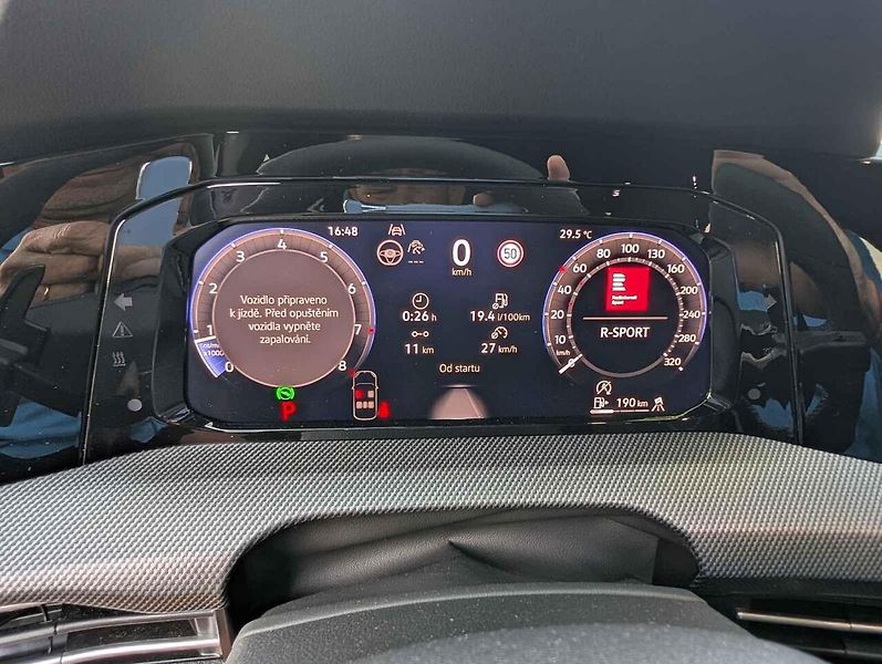 Auto má rádo klikaté silničky.