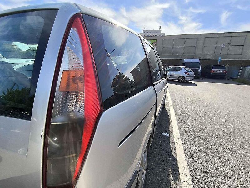 Stříbrný vůz stojí na parkovišti u židenického hypermarketu Kaufland. Hotel fiat, jak je pojmenovaný v mapách Google, má od uživatelů vysoké hodnocení a přitom láká na nízkou cenu, na dveřích vozů má napsáno 15 korun za noc.
