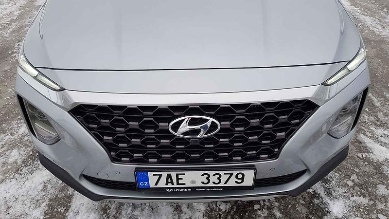 Hyundai Santa Fe vsadilo na nápadný design. Uveze až sedm cestujících.