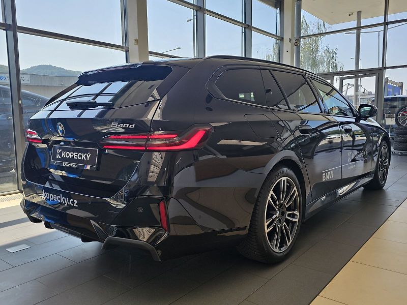 BMW Řada 5 540d xDrive Touring - fotka 6 z 39