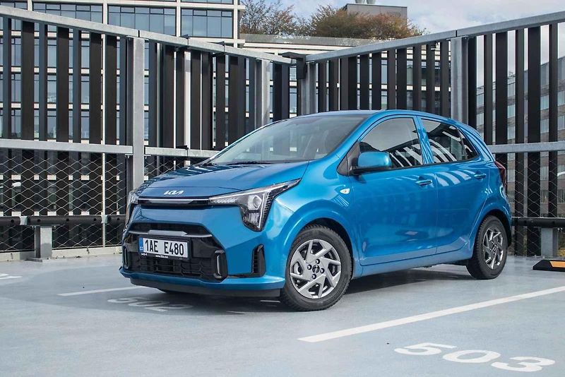 Obří a pohodlná, nebo malá a šikovná? Sorento a Pivanto představují opačné póly modelové řady Kia.