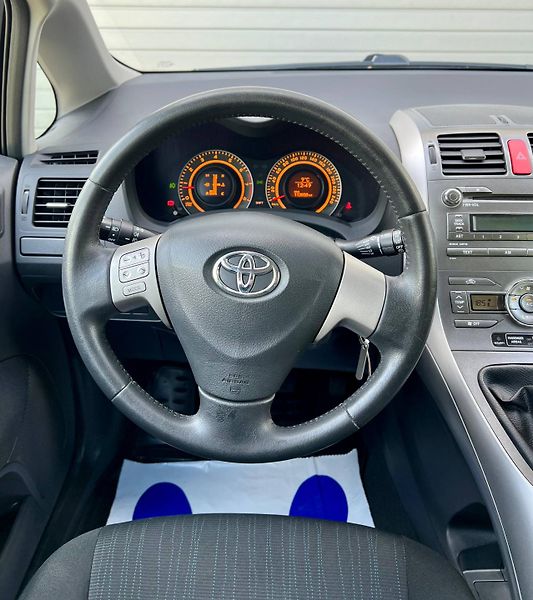 Toyota Auris (2008) 1.4 VVT-i 71 KW –  NÍZKÝ NÁJEZ - fotka 16 z 25