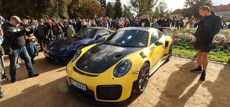 Luxusní supersporty projely západ Čech, milionové rarity přibrzdily v Kynžvartu