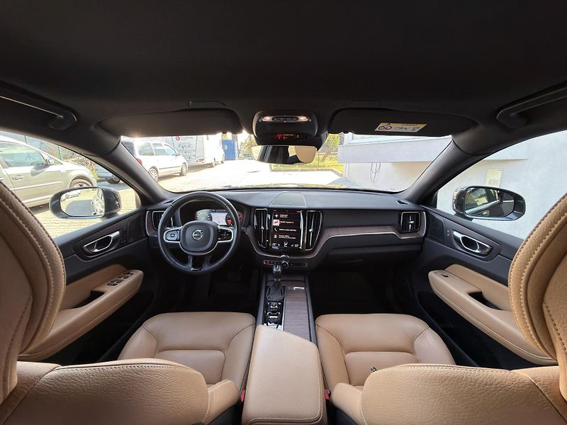 Volvo XC60 T5 AWD // MOMENTUM PRO  - fotka 18 z 49