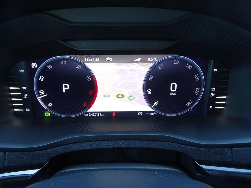 Škoda Karoq 1.5TSi DSG taž.zař. Plná nádrž - fotka 35 z 50