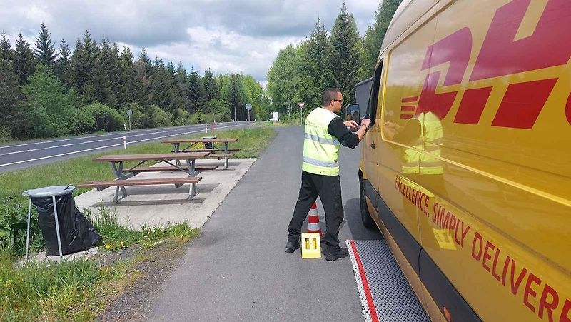 Kontrolní vážení dodávek na silnici I/6 Praha - Karlovy Vary u Bochova. Inspektoři Centra služeb pro silniční dopravu tu za dopoledne odhalili celkem tři přetížené dodávky.