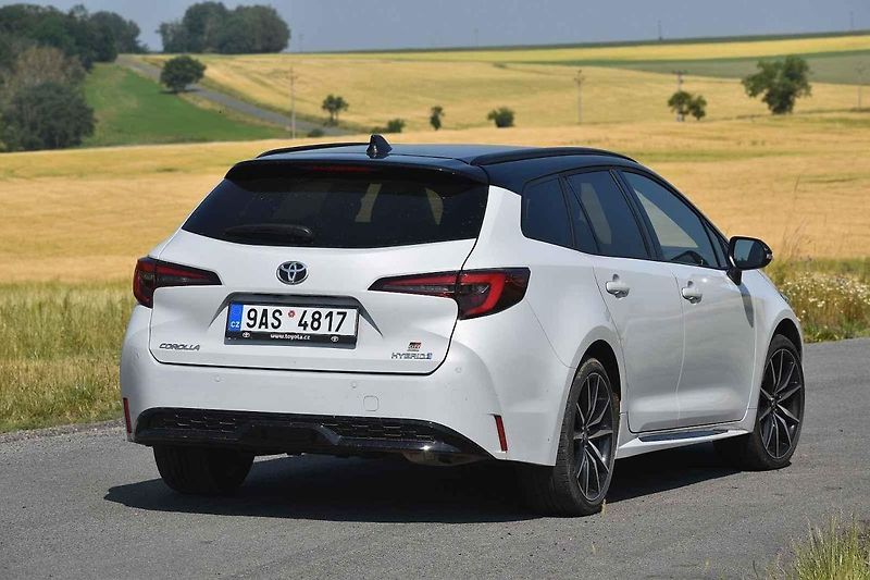 Modernizovaná Toyota Corolla TS se dobře cítí i na venkovských silnicích