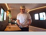V miniobytném voze si lze uvařit. Malý vařič je schován ve skřínce.
