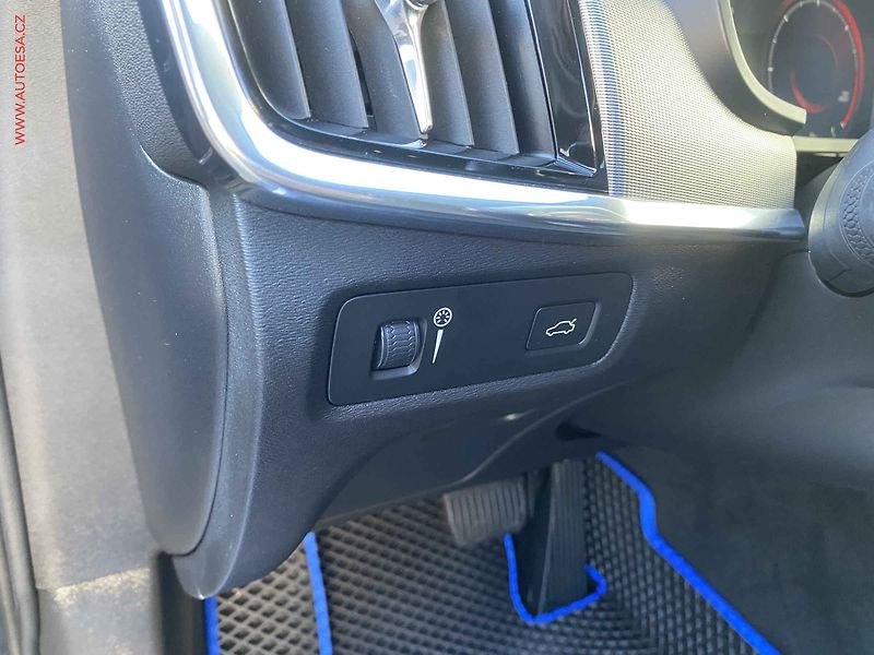 Volvo V90 (2018) 2.0D, AT, navi, LED - fotka 15 z 20