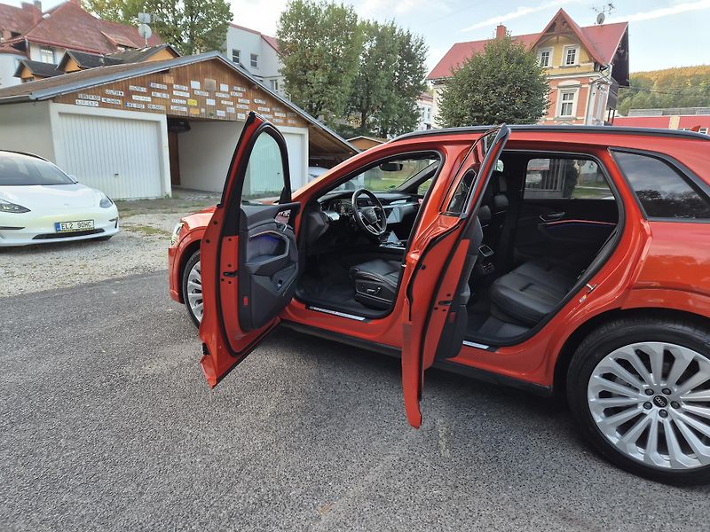 Audi e-tron 55 QUATTRO 300kw SOH 95 % - fotka 13 z 49