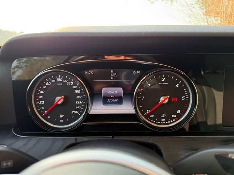 Mercedes-Benz Třídy E E 220D 4MATIC, AMG PAKET - fotka 15 z 35