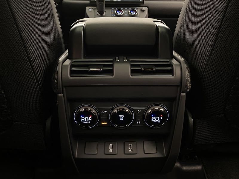 Land Rover Defender (2026) OCTA BLACK AWD AUT - fotka 75 z 82