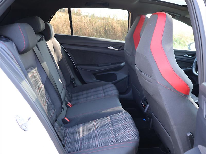 Volkswagen Golf 2,0 TSI GTI 180kW Virtual DPH - fotka 13 z 36