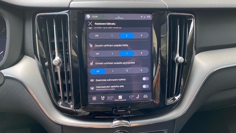 Volvo XC60 CORE, B4 AWD, 145+10 kW / 197+ - fotka 27 z 35