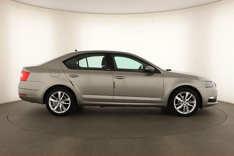 Škoda Octavia (2019) 2.0 TDI, Serv.kniha, Navi - fotka 6 z 14