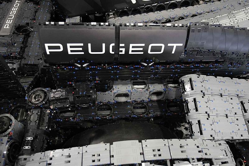 Instalace modelu stavebnice Peugeot Le Mans za účasti designera společnosti Lego.