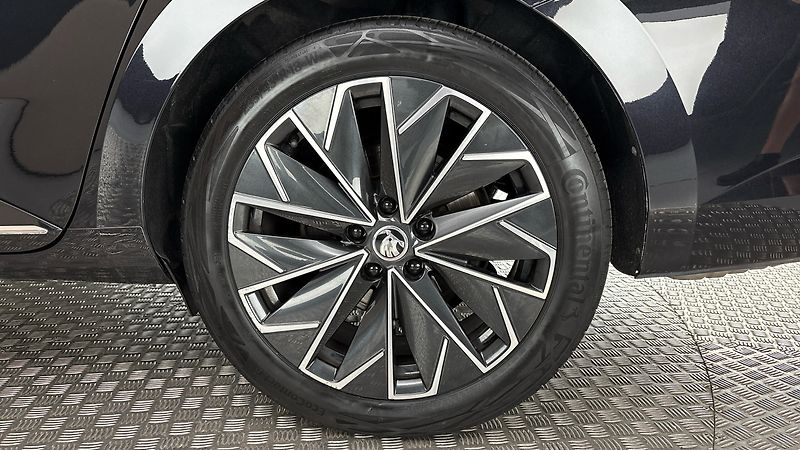 Škoda Superb 2.0 TDI DSG 4x4 L&K Combi - fotka 19 z 34