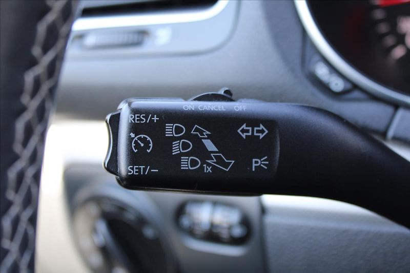 Volkswagen Golf 2,0 TDI  TAŽNÉ,SERVIS,MATCH - fotka 18 z 38