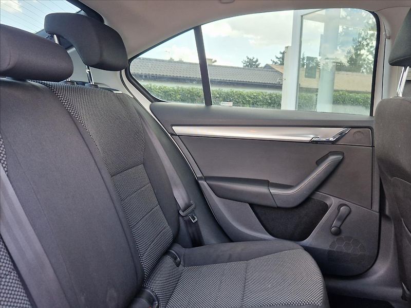 Škoda Octavia 1,6 TDI VÝHŘEV NEZ.TOPE XENONY - fotka 12 z 34
