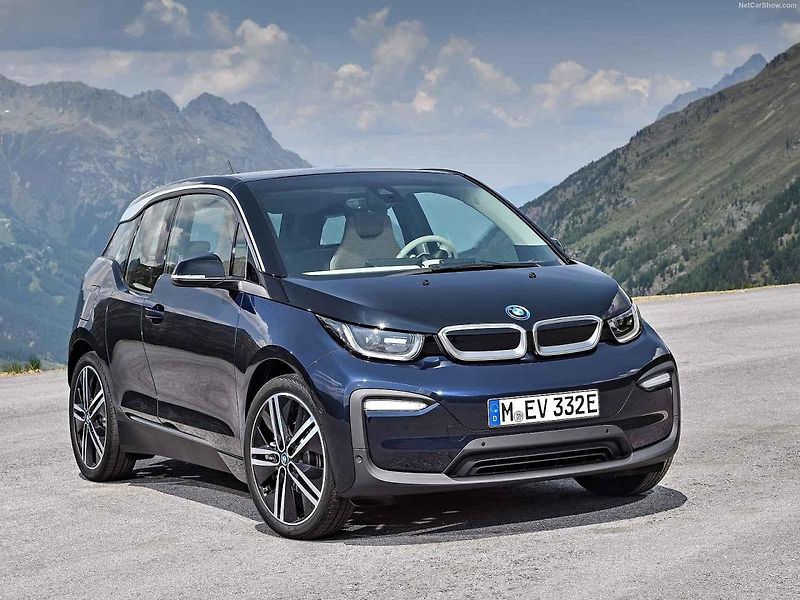 Nejlevnější je ojetá Dacia Spring v elektrické verzi.
