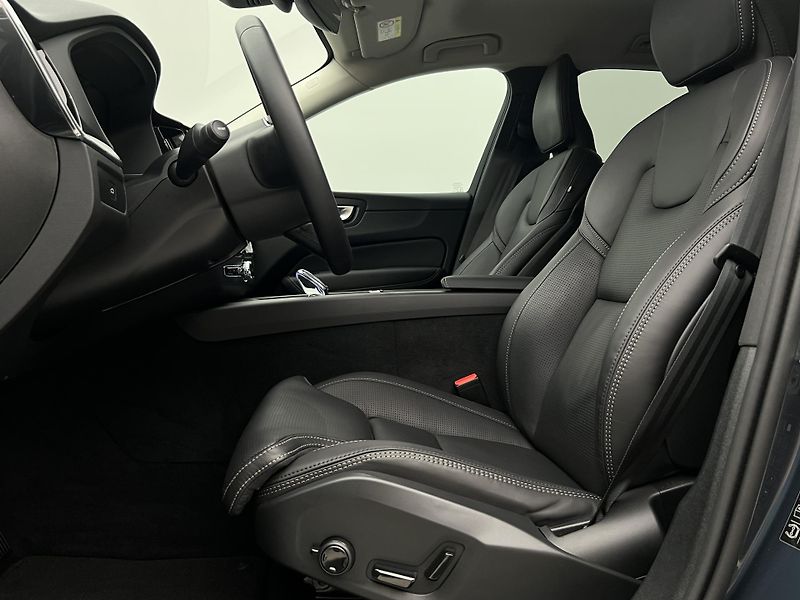 Volvo XC60 B5 AWD PLUS DARK AUT 1.maj. - fotka 3 z 42
