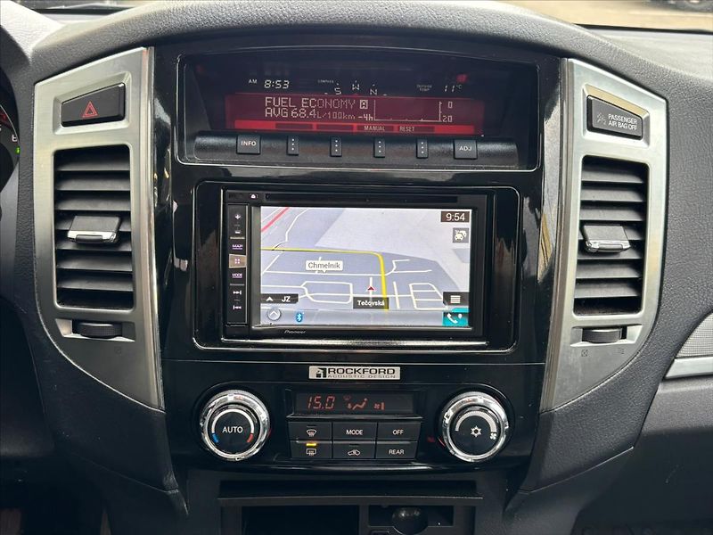 Mitsubishi Pajero 3,2 DI-D  Instyle 4x4+Serviska - fotka 21 z 32