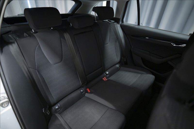 Škoda Octavia 2,0 TDI 1. MAJ ČR VÝHŘEV DPH - fotka 11 z 42