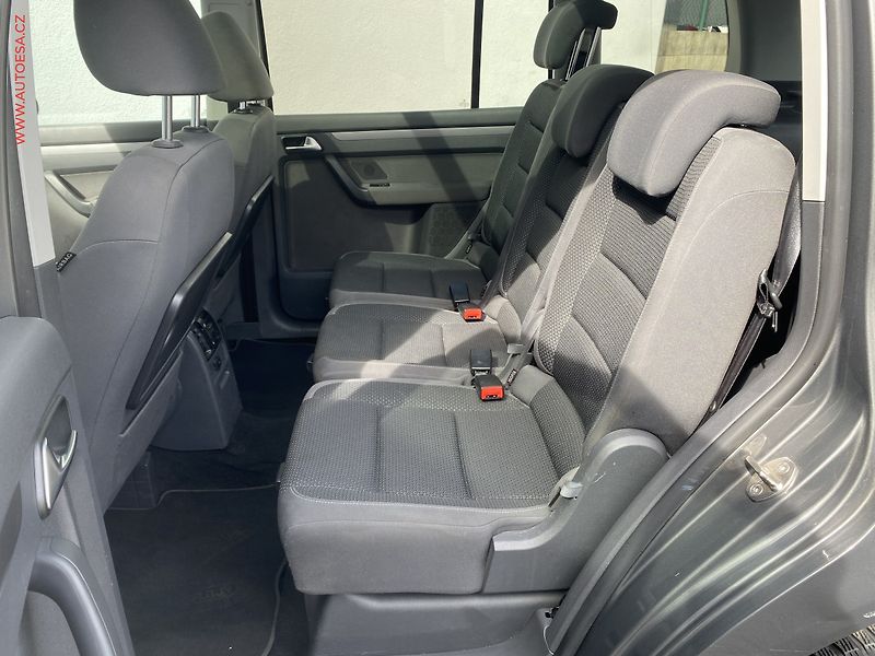 Volkswagen Touran (2011) 1.6 TDi, DSG, panor, navi - fotka 10 z 16