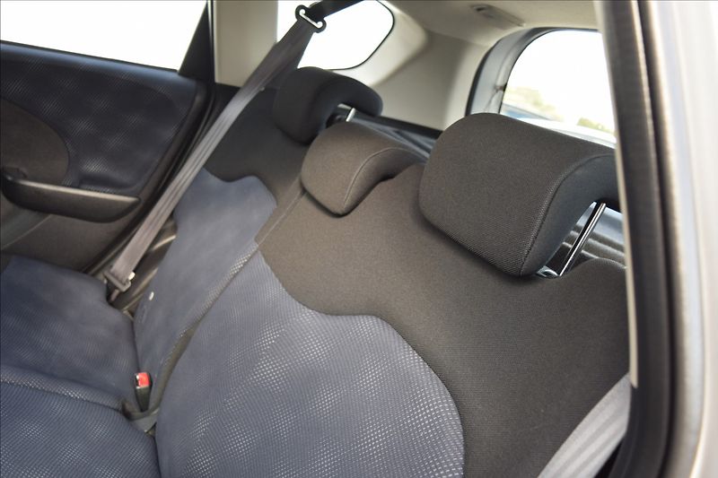 Honda Jazz 1,2 i 66KW ALU KLIMA NÍZKÉ KM - fotka 16 z 35