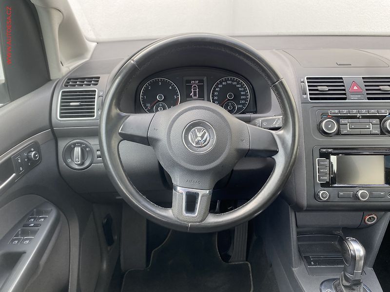 Volkswagen Touran (2011) 1.6 TDi, DSG, panor, navi - fotka 11 z 16