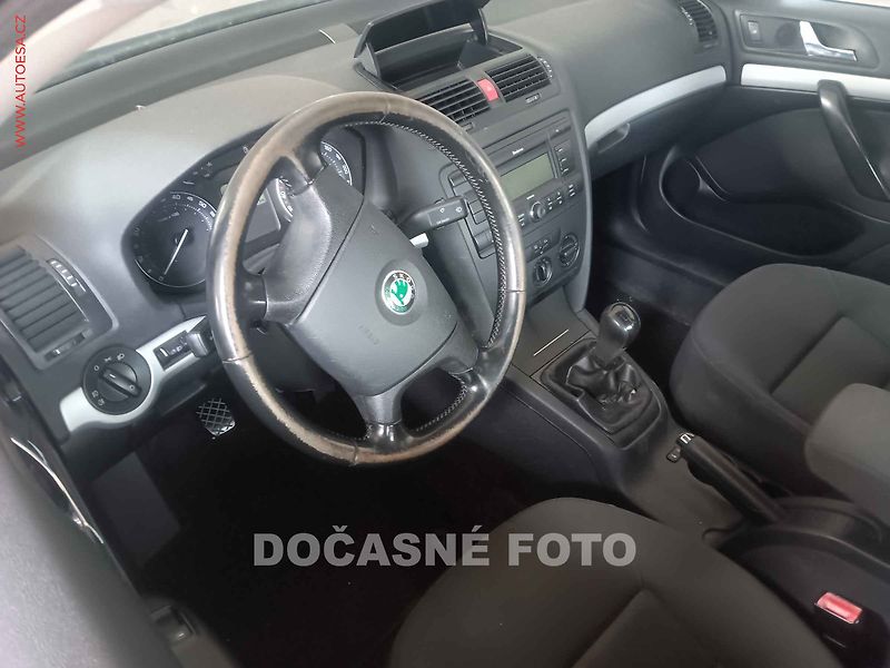 Škoda Octavia (2004) 1.6MPi, AC, park.čidla - fotka 3 z 3