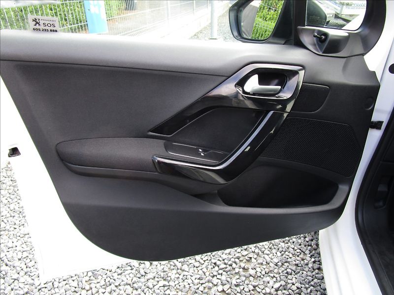 Peugeot 208 1.0i - fotka 15 z 40