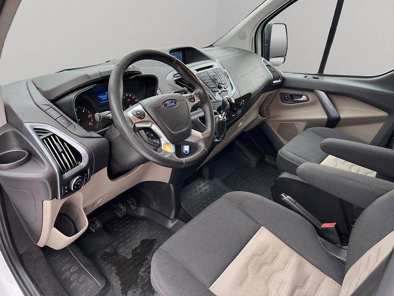 Ford Tourneo Custom (2017) 2.0 96kw, 1.maj, ČR, tažné, DP - fotka 20 z 24