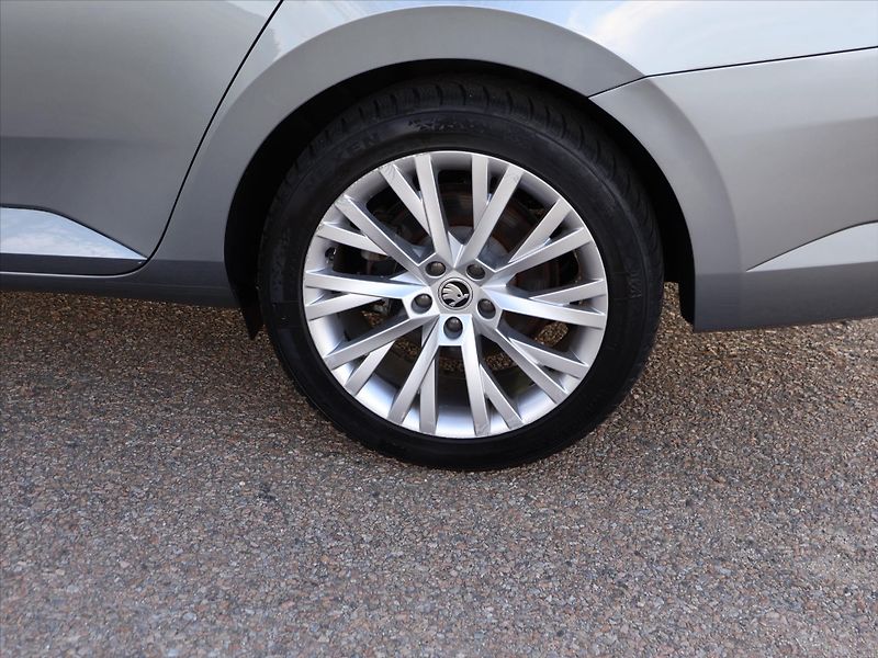 Škoda Superb 2,0 TDI DSG 4x4 CZ Style DPH - fotka 26 z 33