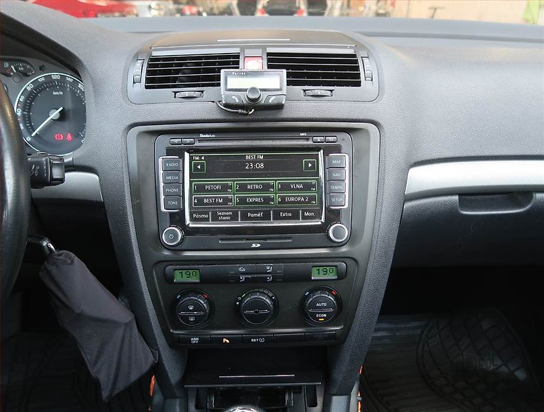 Škoda Octavia (2008) 1.9 TDI, po STK, dobrý stav - fotka 12 z 16
