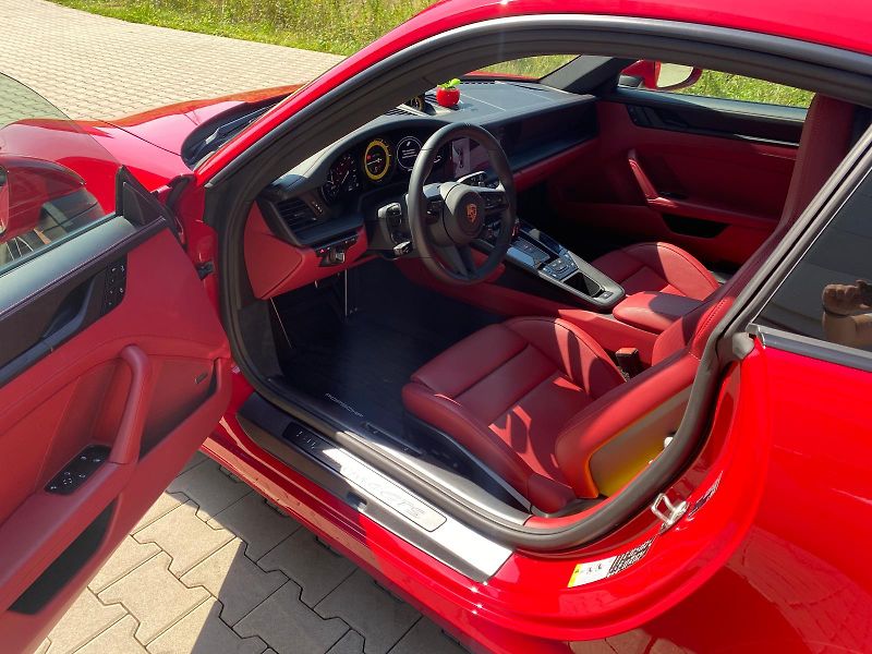 Porsche 911 (2025) GTS RED/RED LIFT-PANO-MAX - fotka 7 z 17
