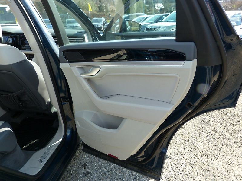 Volkswagen Touareg 3.0 TDI - fotka 19 z 42