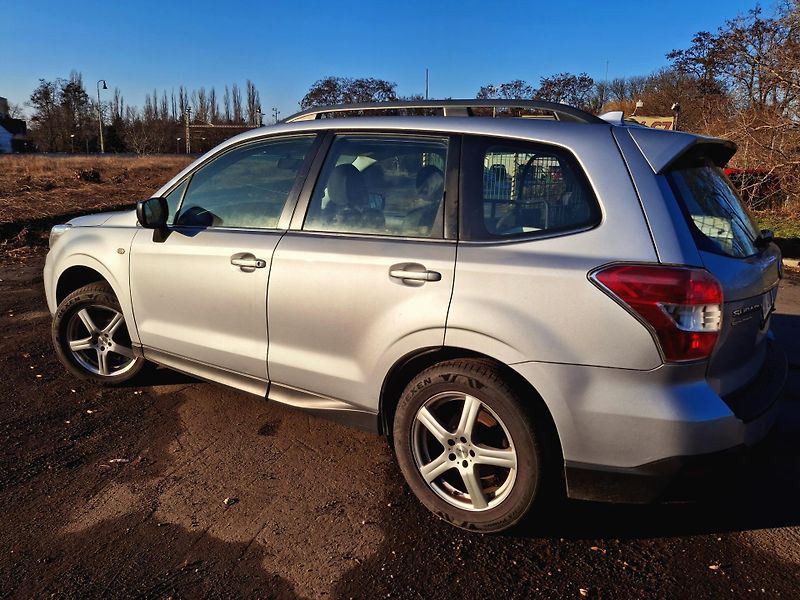 Subaru Forester 2.0 benzin  Rezervace - fotka 7 z 43