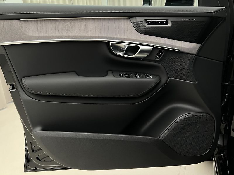 Volvo XC90 (2026) B5 AWD DARK PLUS - fotka 23 z 43